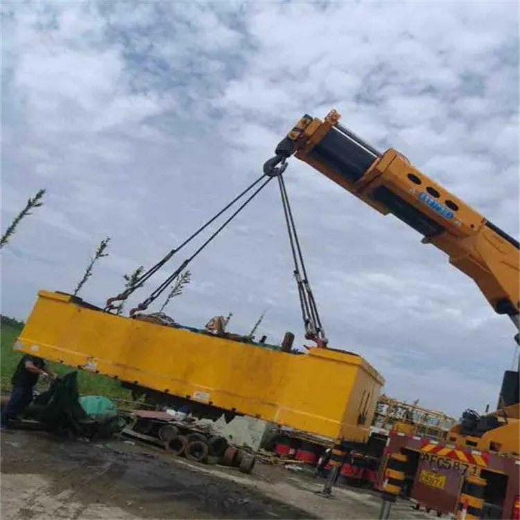 监利吊运集装箱的吊车